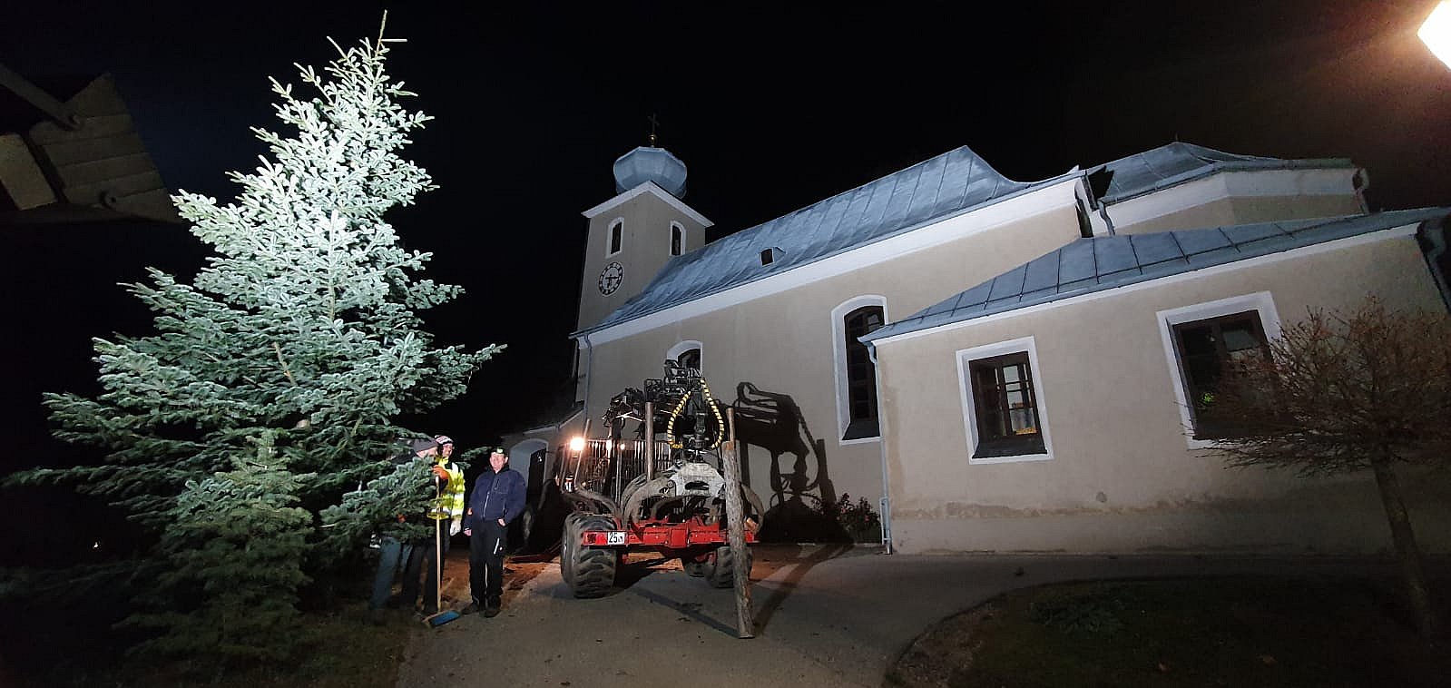 Christbaum vor Kirche aufstellen 2022