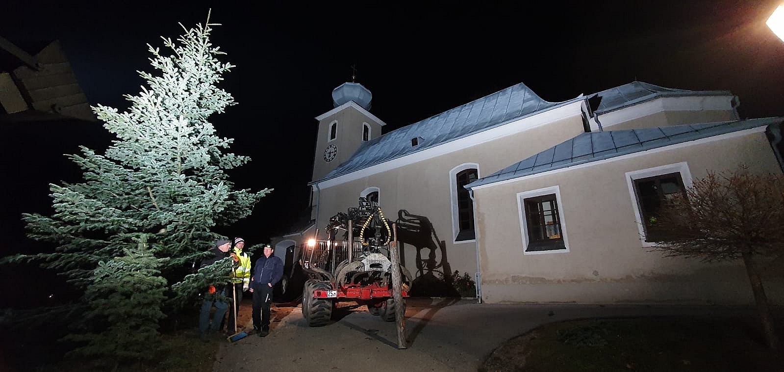 Christbaum vor Kirche aufstellen 2022