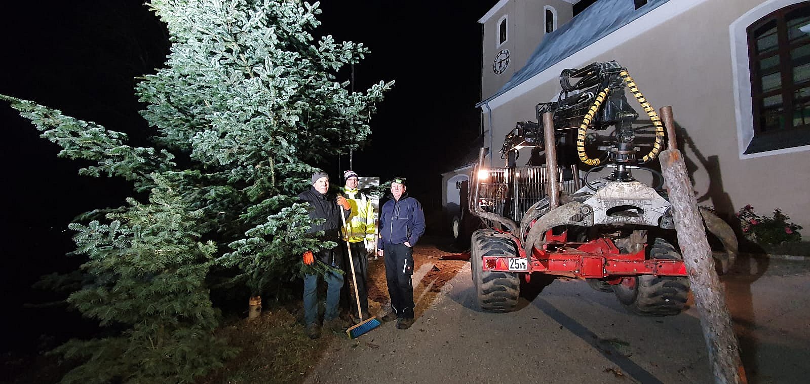 Christbaum vor Kirche aufstellen 2022