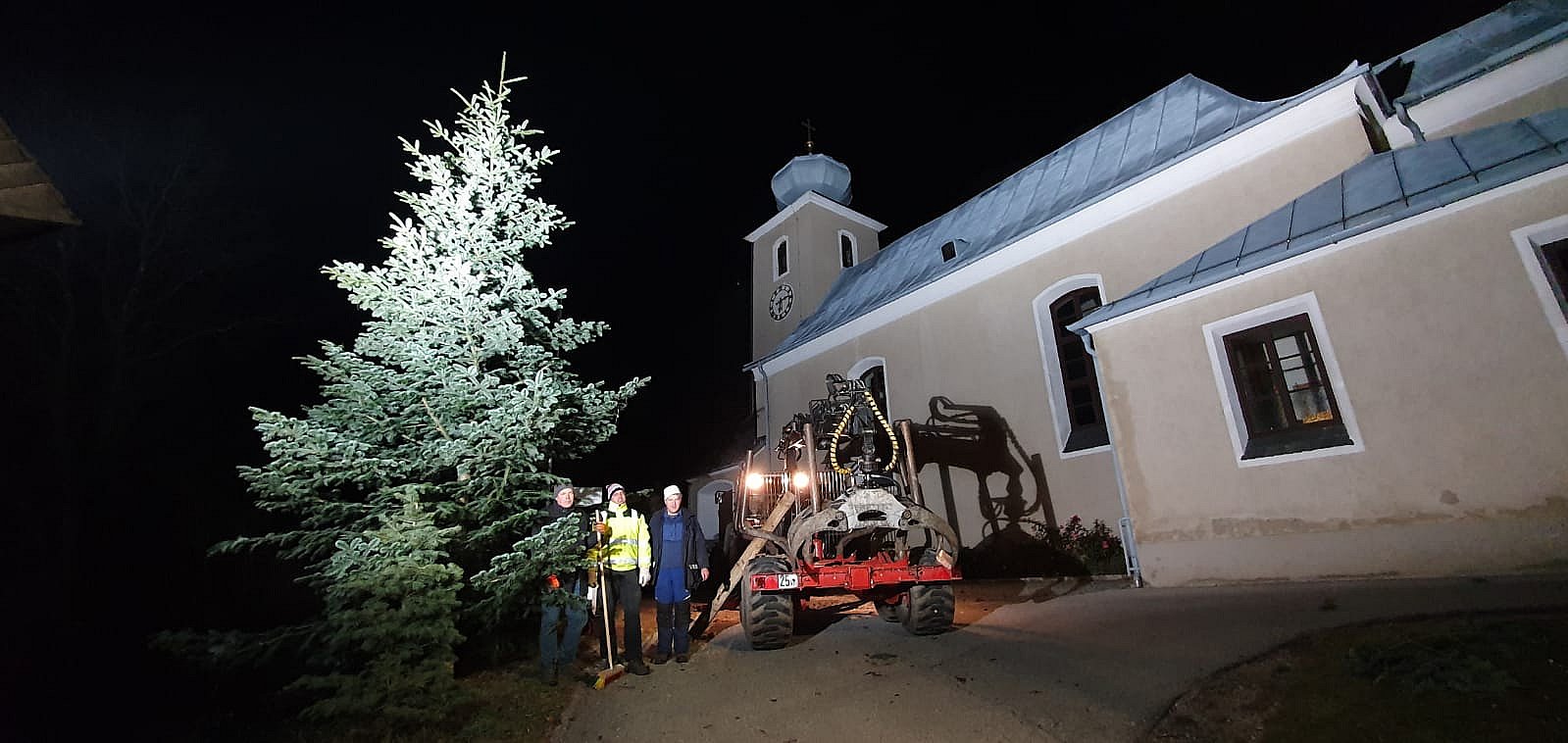 Christbaum vor Kirche aufstellen 2022