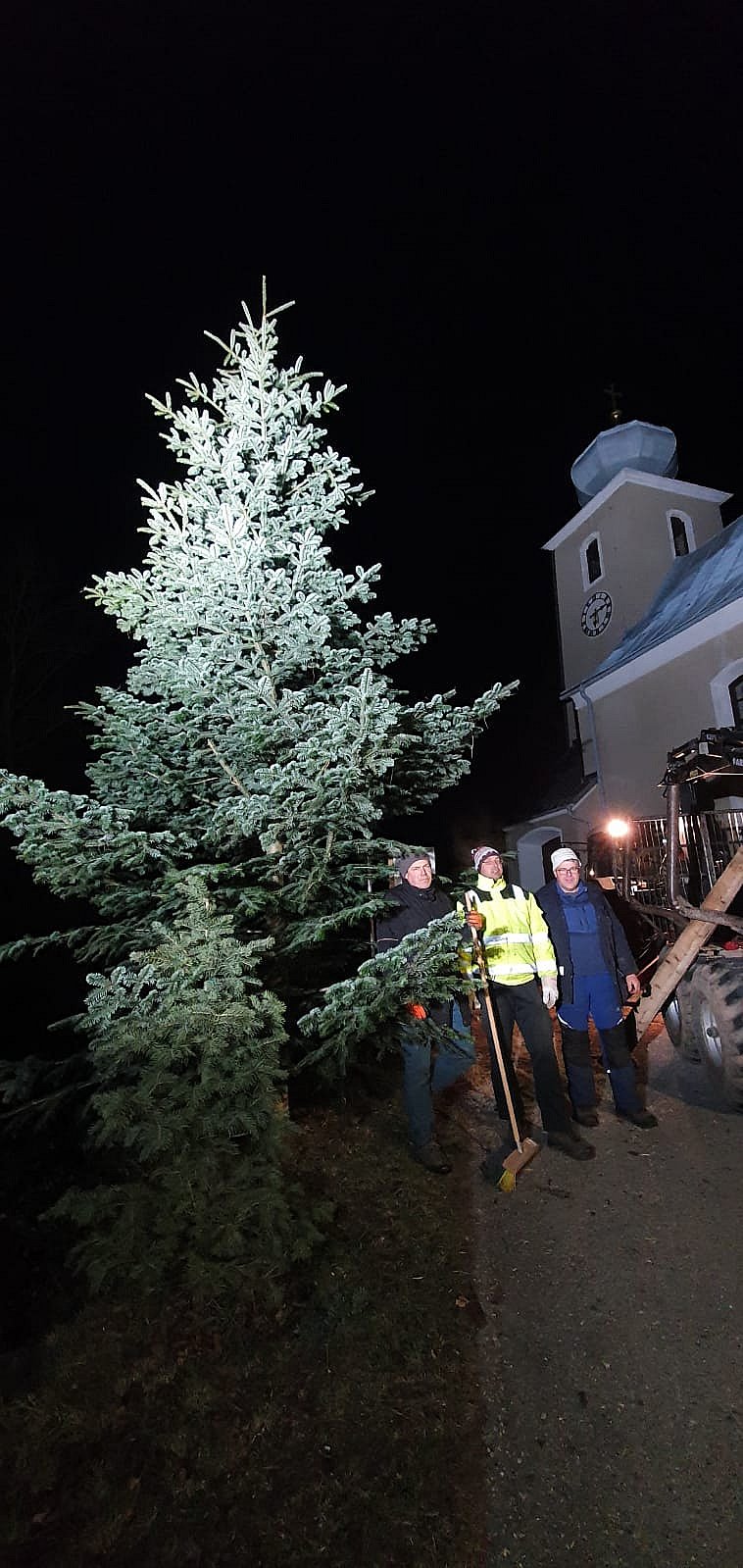 Christbaum vor Kirche aufstellen 2022