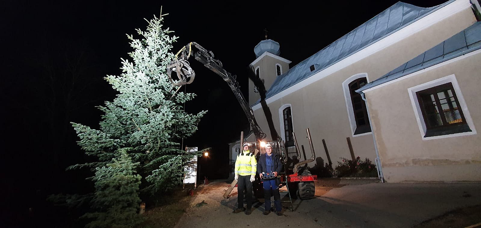 Christbaum vor Kirche aufstellen 2022